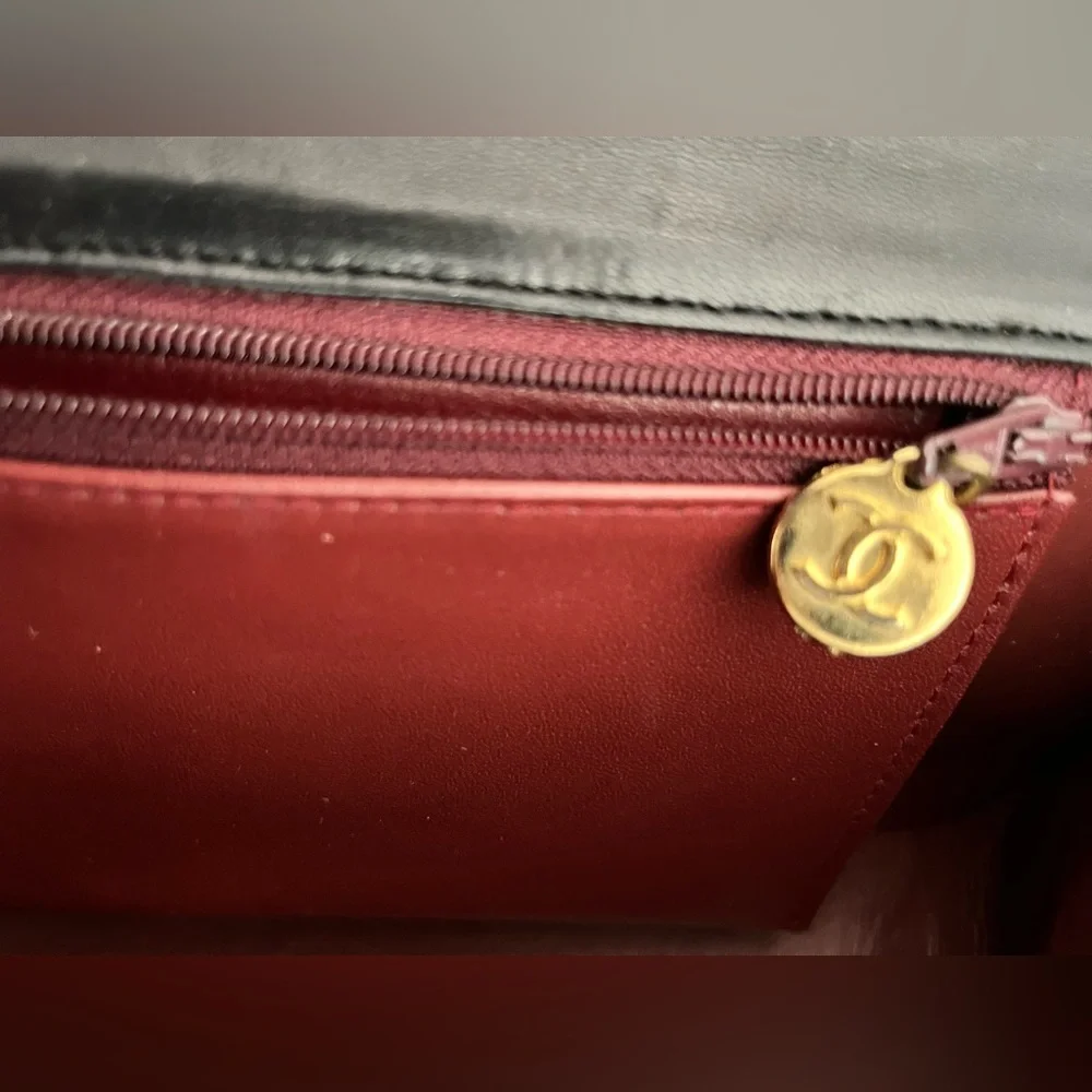 Authentic Vintage Chanel
Half Moon borderline - Picture 5 of 6